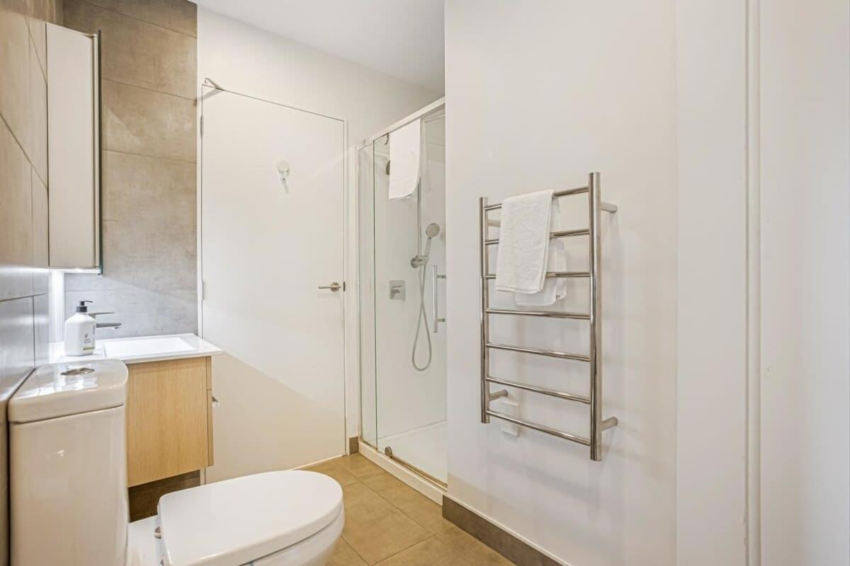 Cosy Two Bedroom Apartment With Balcony Pool And Gym Auckland Bagian luar foto